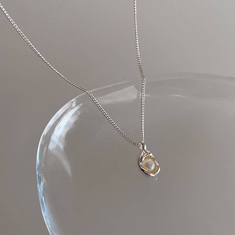 Pendentif Femme Élégant en Zircon et Perle - Design Métal Irrégulier, Style Intemporel et Raffiné