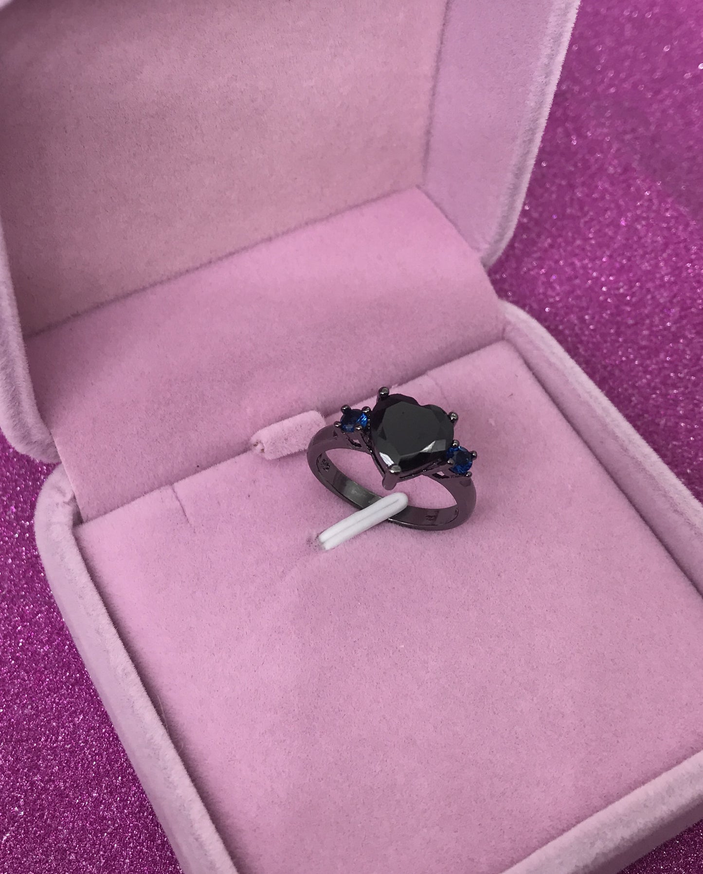 Bague de Fiançailles Élégante - Diamant Noir en Forme de Cœur, Symbole d'Amour Moderne et Intemporel