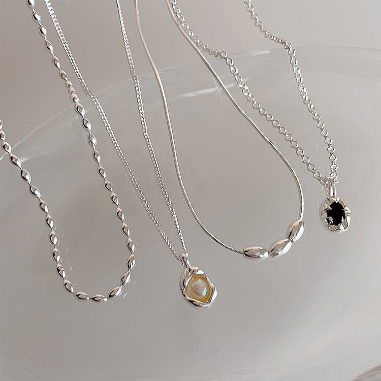 Pendentif Femme Élégant en Zircon et Perle - Design Métal Irrégulier, Style Intemporel et Raffiné