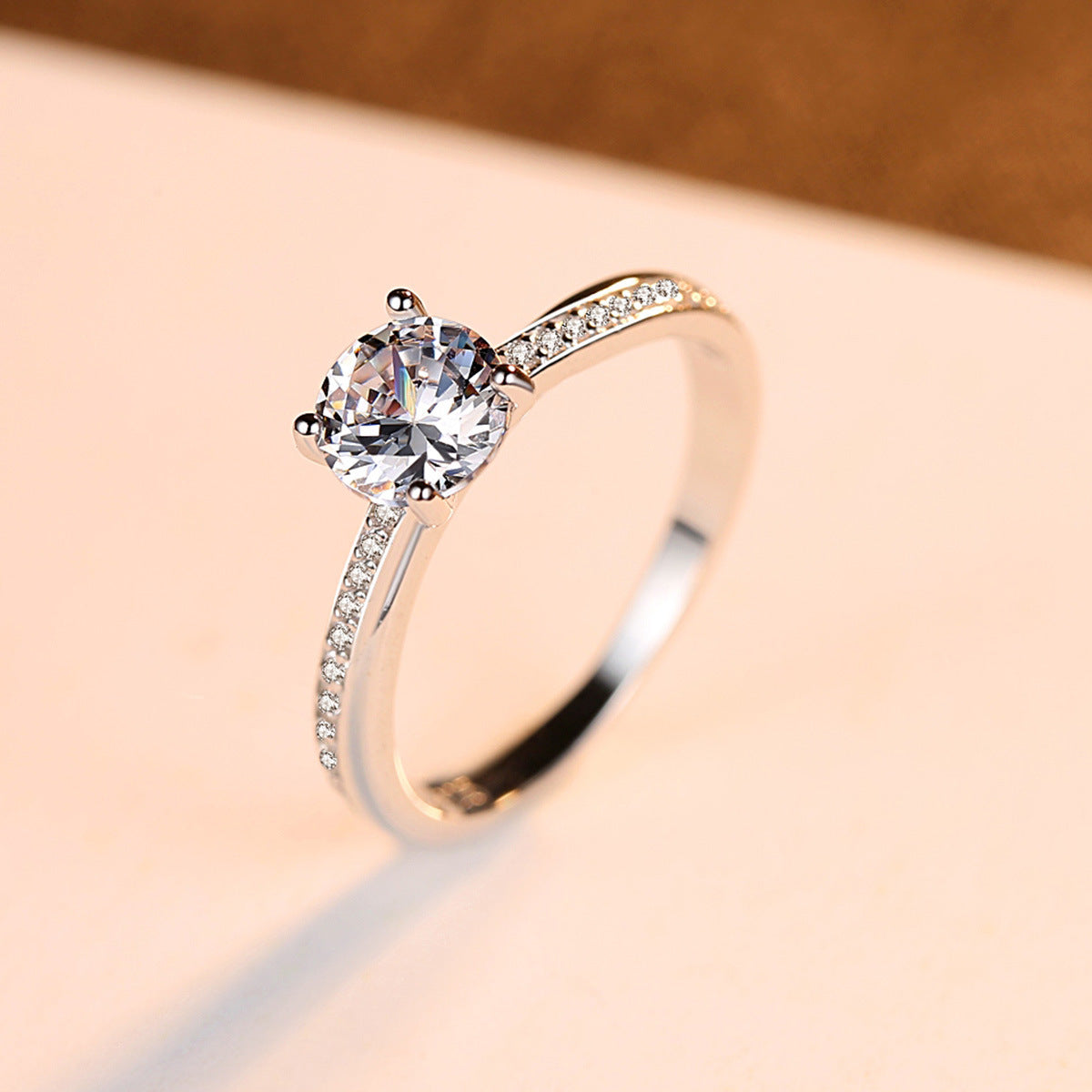 **Bague Élégante en Argent Sterling - Zircon Sertie, Brillance Intemporelle, Parfaite pour Toutes Occasions**
