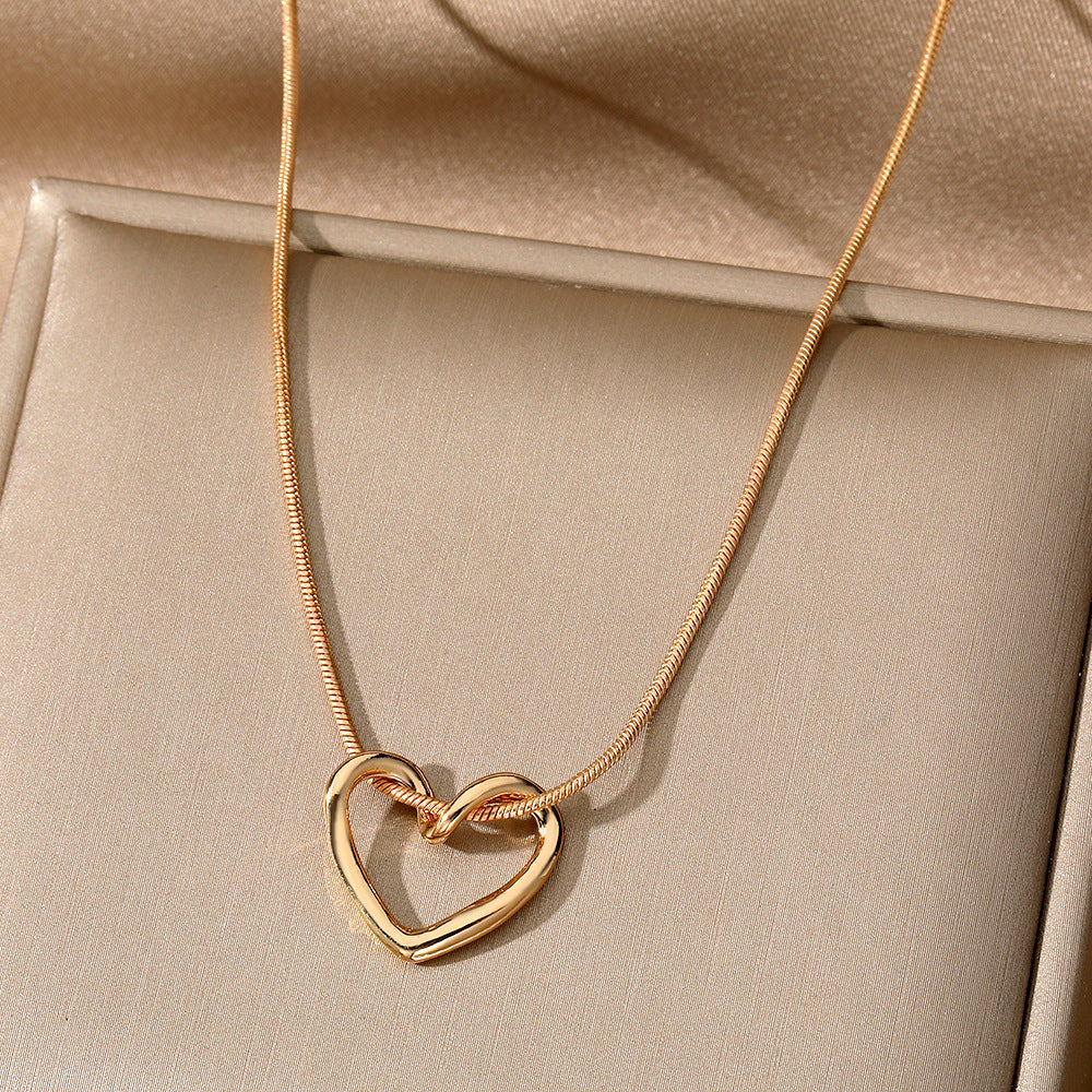 Collier en Cœur Creux pour Femmes - Élégant et Raffiné, Parfait pour Toutes les Occasions