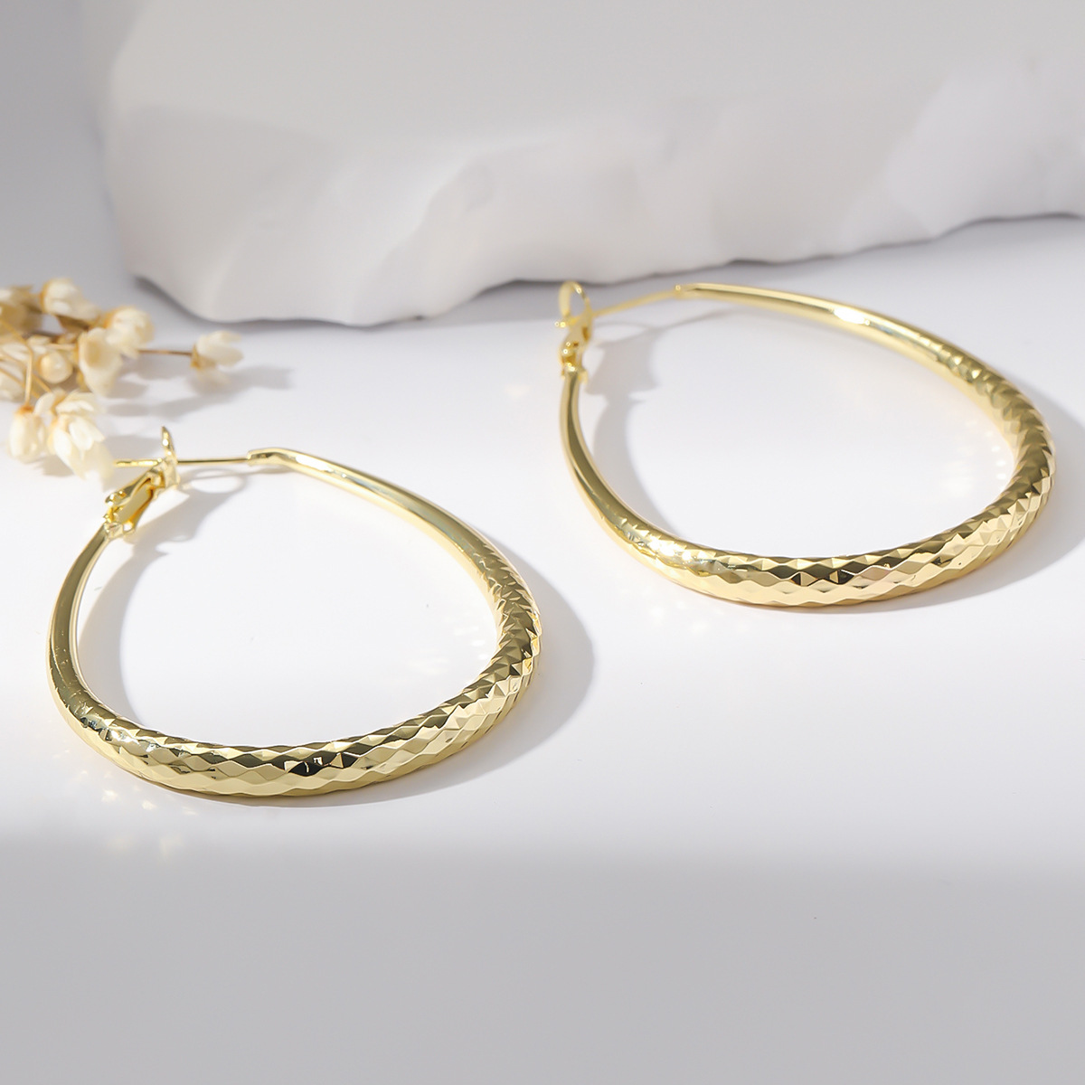 ✨ Élégantes Boucles d'Oreilles Dorées - Hypoallergéniques en Cuivre, Confort Quotidien Exceptionnel et Style Intemporel.