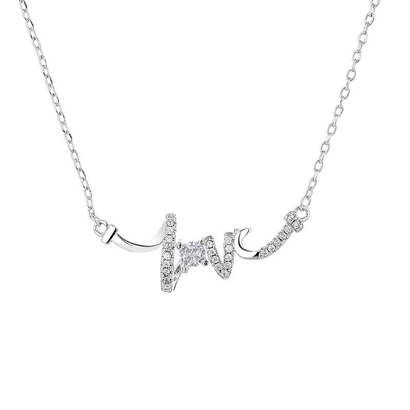 Collier LOVE Élégant - Bijou Raffiné, Design Unique et Luxe Léger, Idéal pour Sublimer Votre Style au Quotidien