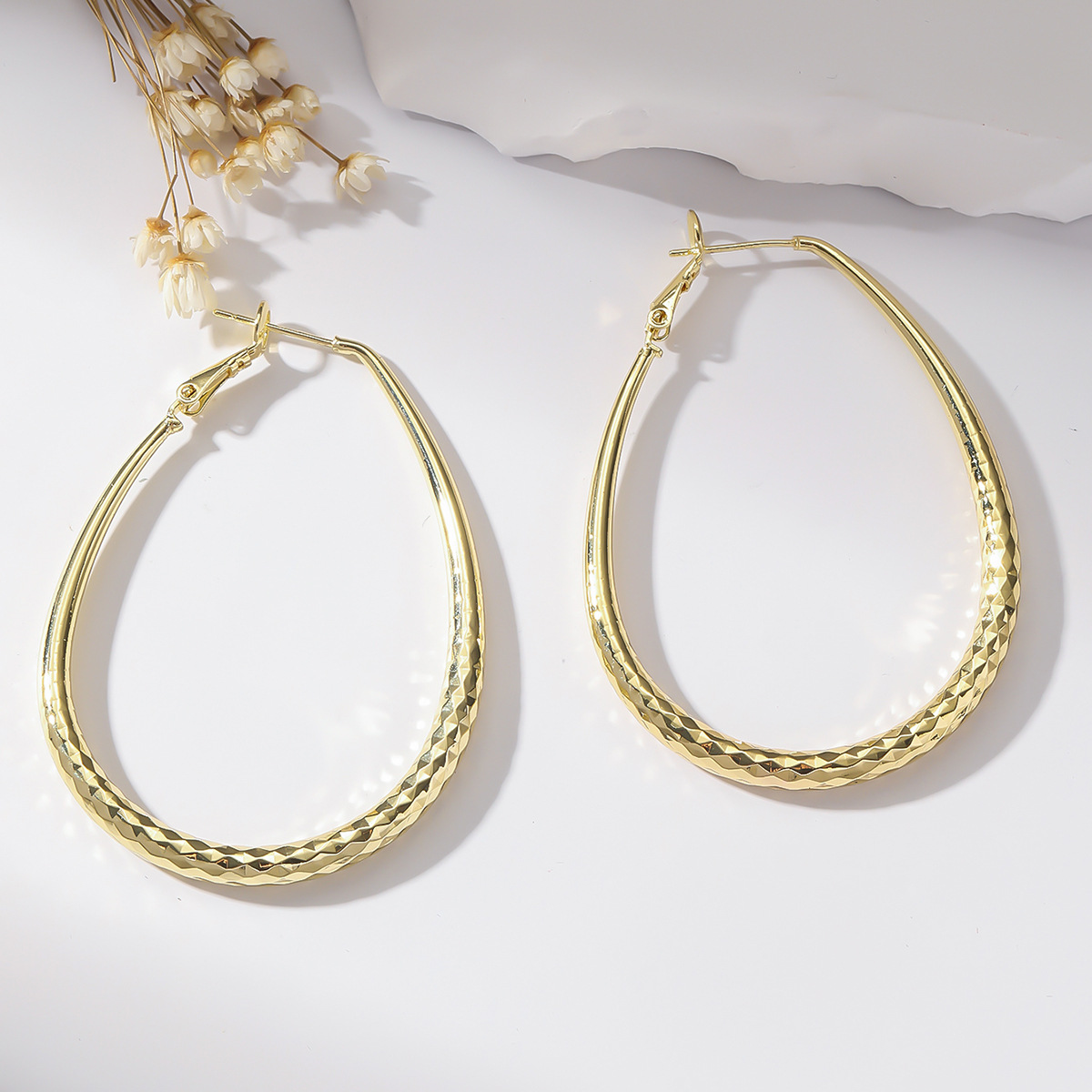 ✨ Élégantes Boucles d'Oreilles Dorées - Hypoallergéniques en Cuivre, Confort Quotidien Exceptionnel et Style Intemporel.