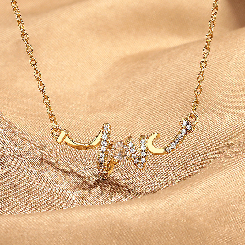 Collier LOVE Élégant - Bijou Raffiné, Design Unique et Luxe Léger, Idéal pour Sublimer Votre Style au Quotidien