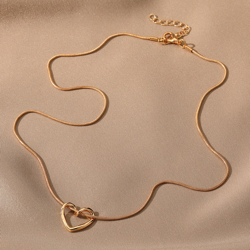 Collier en Cœur Creux pour Femmes - Élégant et Raffiné, Parfait pour Toutes les Occasions