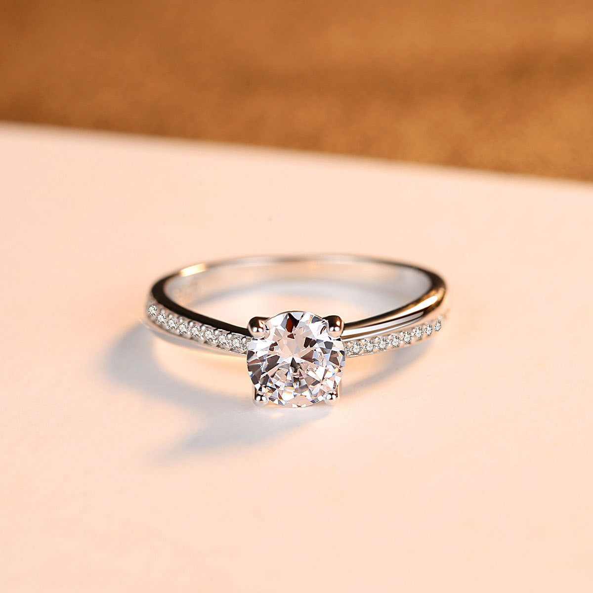 **Bague Élégante en Argent Sterling - Zircon Sertie, Brillance Intemporelle, Parfaite pour Toutes Occasions**