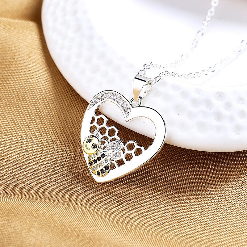 🌟 Collier Pendentif Abeille - Design Élégant avec Cœur, Charme Pastoral, Qualité Premium