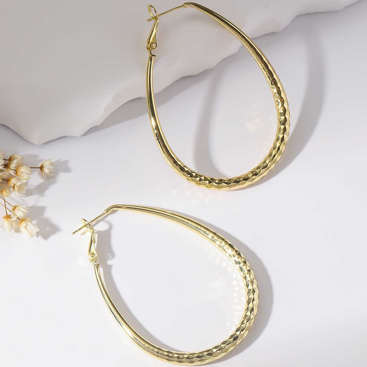 ✨ Élégantes Boucles d'Oreilles Dorées - Hypoallergéniques en Cuivre, Confort Quotidien Exceptionnel et Style Intemporel.