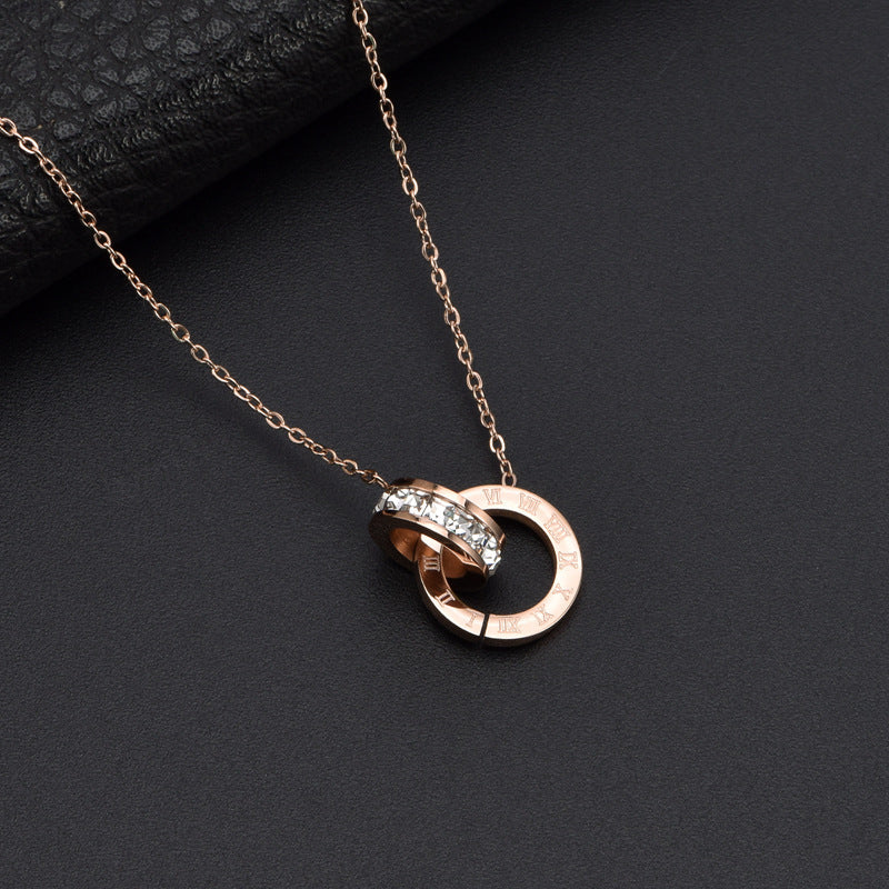 Collier Élégant Femme en Acier Titane - Pendentif Chiffres Romains, Diamants Brillants pour un Style Raffiné