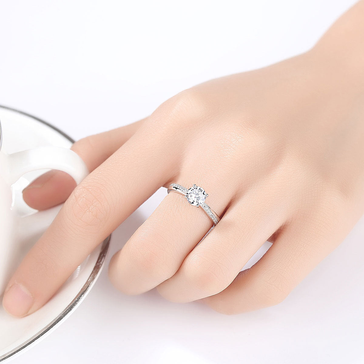 **Bague Élégante en Argent Sterling - Zircon Sertie, Brillance Intemporelle, Parfaite pour Toutes Occasions**