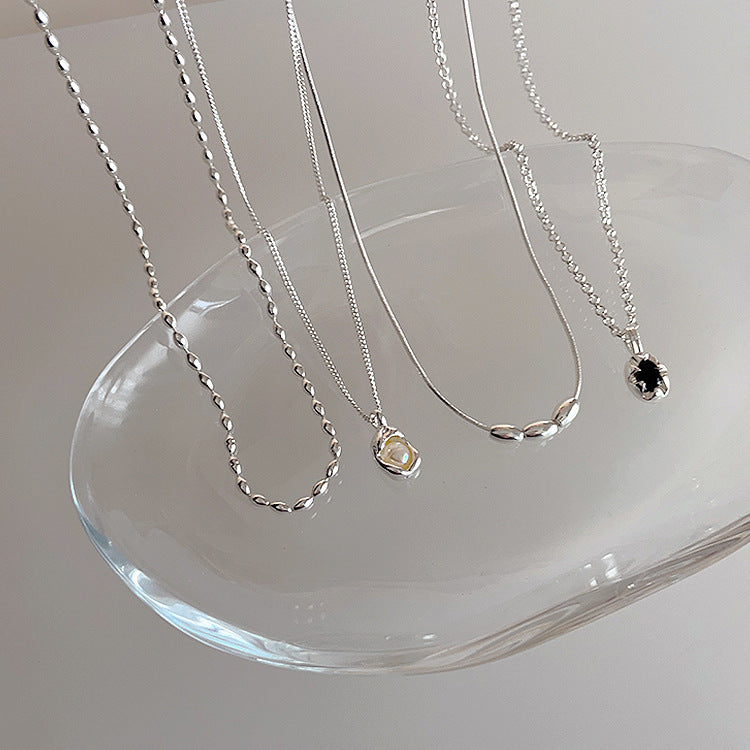 Pendentif Femme Élégant en Zircon et Perle - Design Métal Irrégulier, Style Intemporel et Raffiné
