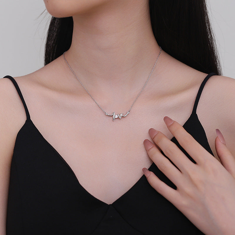 Collier LOVE Élégant - Bijou Raffiné, Design Unique et Luxe Léger, Idéal pour Sublimer Votre Style au Quotidien