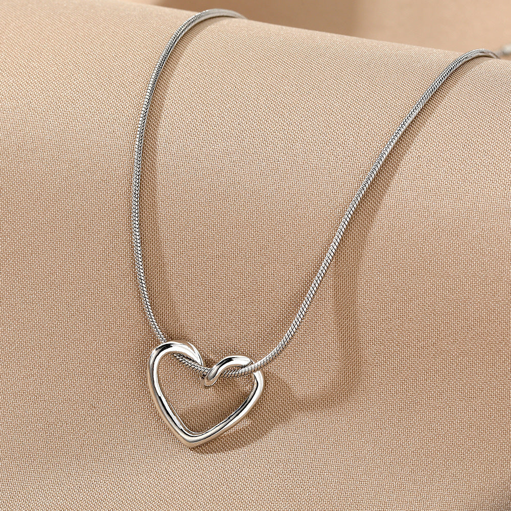 Collier en Cœur Creux pour Femmes - Élégant et Raffiné, Parfait pour Toutes les Occasions