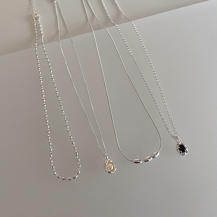 Pendentif Femme Élégant en Zircon et Perle - Design Métal Irrégulier, Style Intemporel et Raffiné