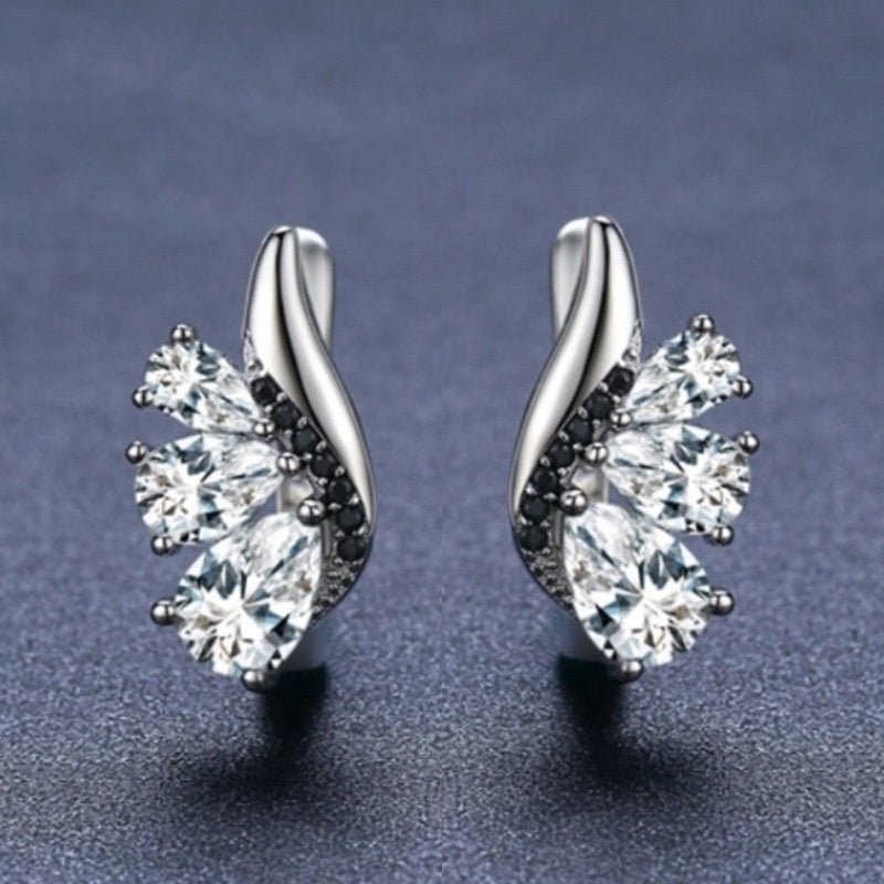 đ ĂlĂ©gance AĂ©rienne: Boucles d'Oreilles Ailes Classiques avec Zircon Ătincelant en Goutte âš