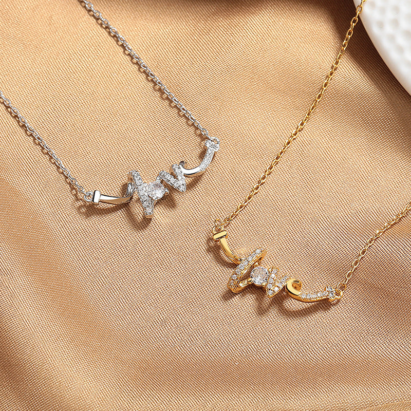 Collier LOVE Élégant - Bijou Raffiné, Design Unique et Luxe Léger, Idéal pour Sublimer Votre Style au Quotidien