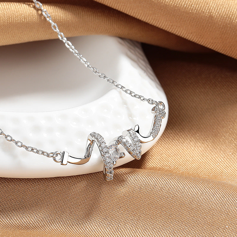 Collier LOVE Élégant - Bijou Raffiné, Design Unique et Luxe Léger, Idéal pour Sublimer Votre Style au Quotidien