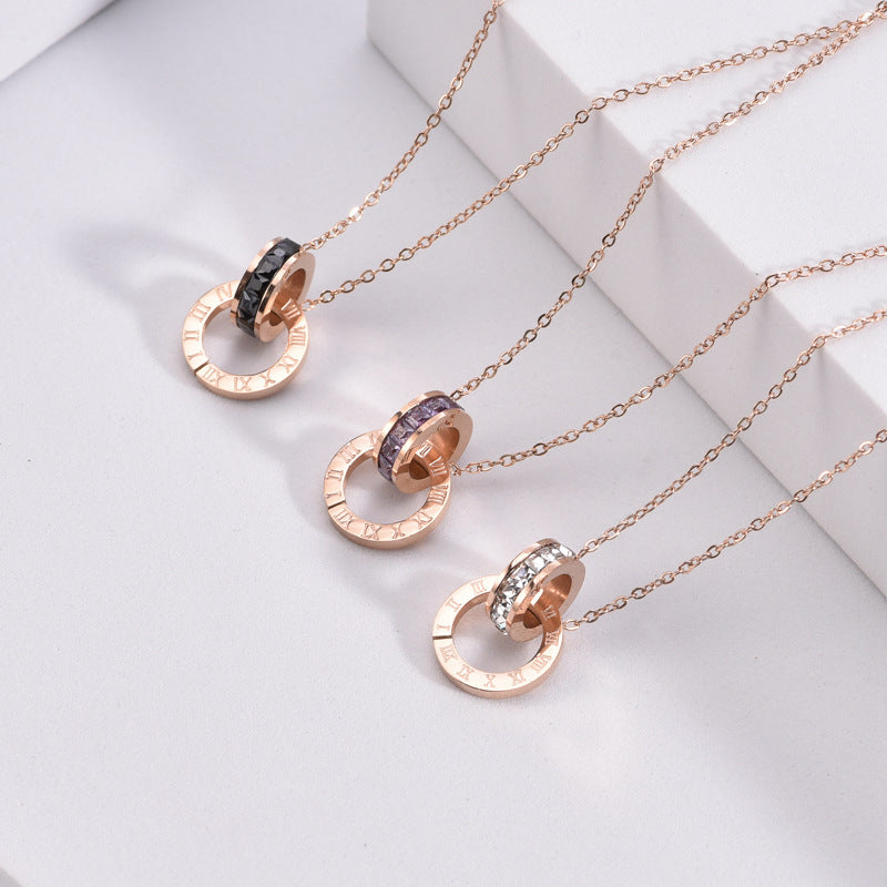 Collier Élégant Femme en Acier Titane - Pendentif Chiffres Romains, Diamants Brillants pour un Style Raffiné