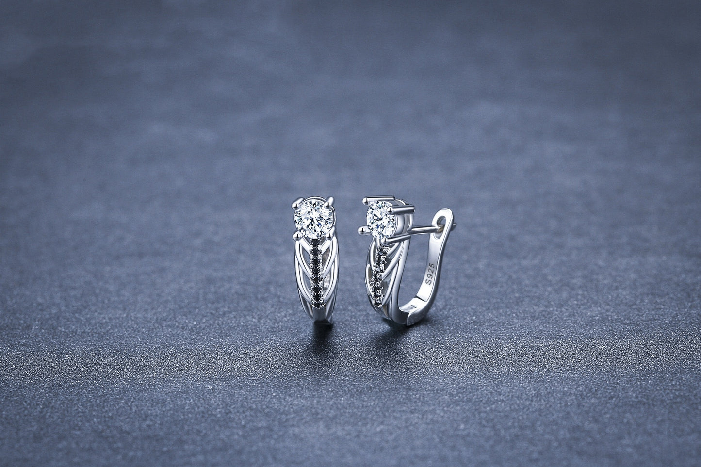 ✨ Boucles d'Oreilles Sophistiquées en Zircon Creux - Élégance Intemporelle pour Sublimer Votre Style au Quotidien !