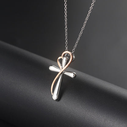 💖 Collier Croix en Forme de Cœur - Séparation de Couleurs Éblouissante, Élégance pour Toutes les Occasions !