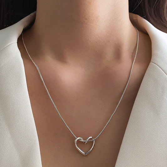 Collier en Cœur Creux pour Femmes - Élégant et Raffiné, Parfait pour Toutes les Occasions