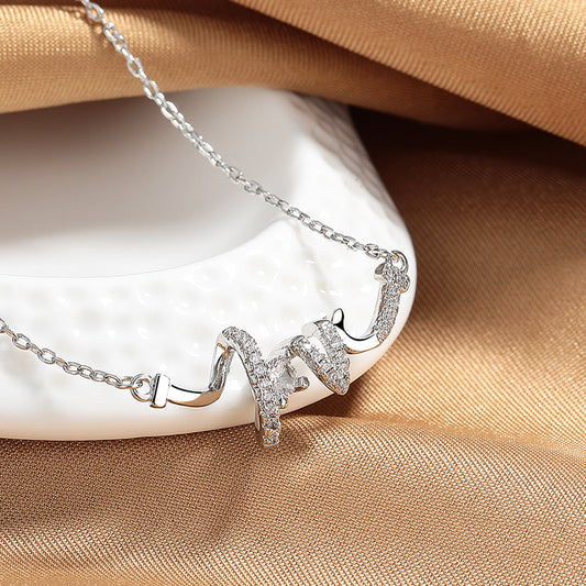 Collier LOVE Élégant - Bijou Raffiné, Design Unique et Luxe Léger, Idéal pour Sublimer Votre Style au Quotidien